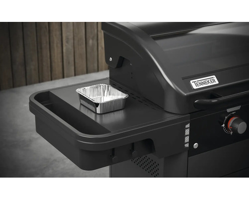 Tenneker barbecue met aluminium schaal op bijzettafel