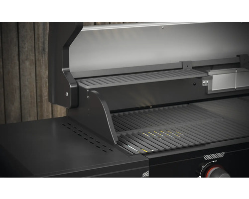Detailopname van een open gasbarbecue met grillrooster