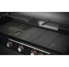 Barbecue met grillroosters en warmhoudrek