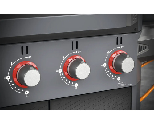 Close-up van draaiknoppen op een gasbarbecue voor temperatuurregeling.