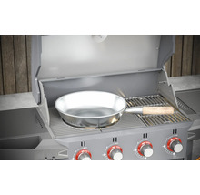 Barbecue met braadpan op het grillrooster