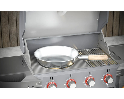 Barbecue met braadpan op het grillrooster
