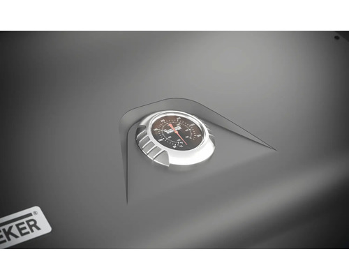 Detailweergave van de thermometer op een barbecue.