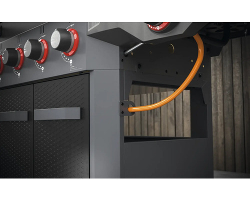 Detailopname van een gasbarbecue met gasfles en bedieningselementen