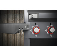 Detailopname van een gasbarbecue met twee draaiknoppen voor temperatuurregeling