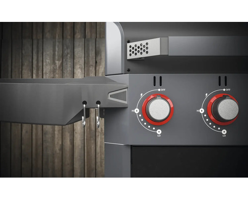 Detailopname van een gasbarbecue met twee draaiknoppen voor temperatuurregeling