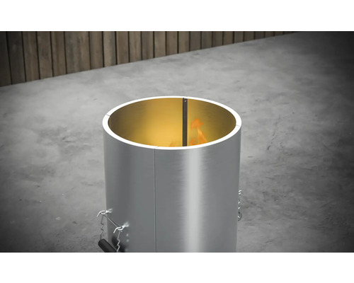 Roestvrijstalen vuurkolom met brandend materiaal aan de binnenkant