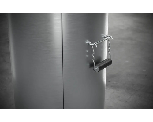 Detail van een metalen container met handgreep