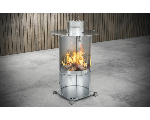 Vuurplaats met hout en Tenneker logo