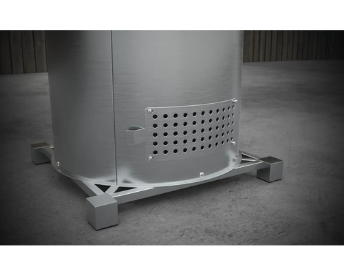 Detailopname van een roestvrijstalen tuingrillkachel met ventilatieopeningen en voet