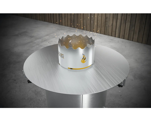 Vuurplaats met vonkenvanger en tafel