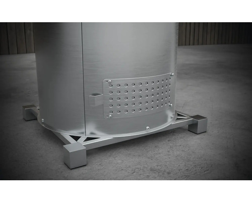 Detailopname van een zilverkleurige roestvrijstalen tuingrillkachel met luchtgaten en frame