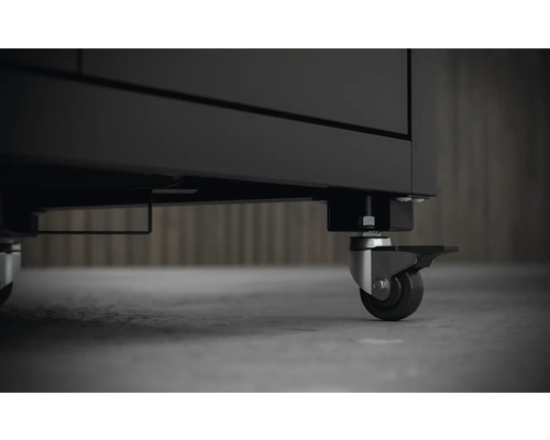 Gedetailleerde foto van de wielen van een werkplaatswagen