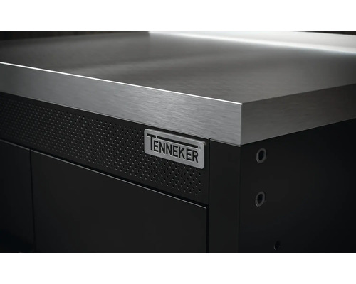 Detailopname van een werkbank met roestvrijstalen werkblad en Tenneker logo