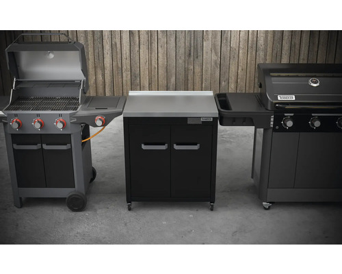 Drie barbecueapparaten met buitenopslag tegen een houten muur