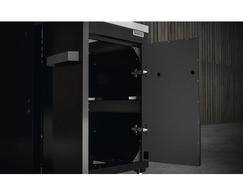 Zwarte Tennker pelletopslagruimte met open deur