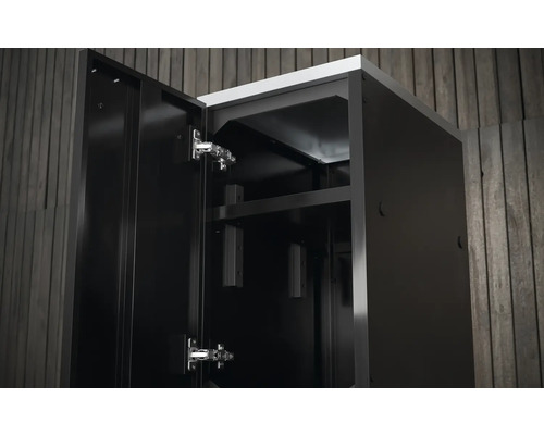 Geopende gereedschapskast met legborden