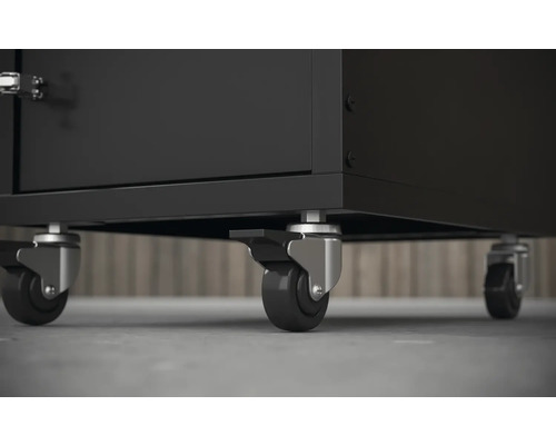 Gedetailleerde opname van gereedschapswagenwielen voor mobiliteit.