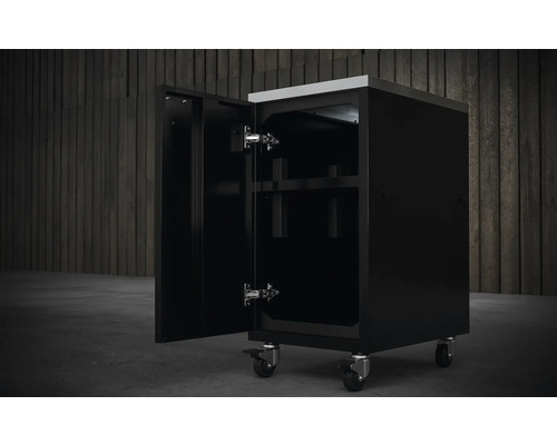 Zwarte werkplaatskast met wielen en open deur
