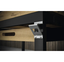 Detail van een tafel met een geïntegreerde flessenopener op de poot.