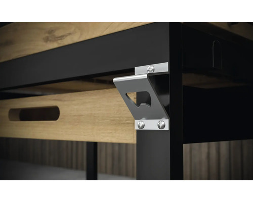 Detail van een tafel met een geïntegreerde flessenopener op de poot.