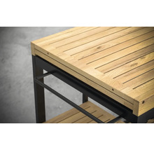 Detailaanzicht van een serveerwagen met houten werkblad en zwart metalen frame.