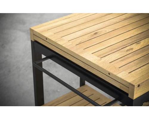 Detailaanzicht van een serveerwagen met houten werkblad en zwart metalen frame.