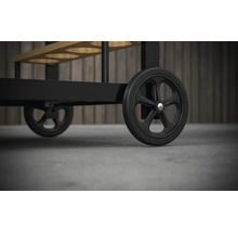 Detailopname van een serveerwagen met zwarte wielen.