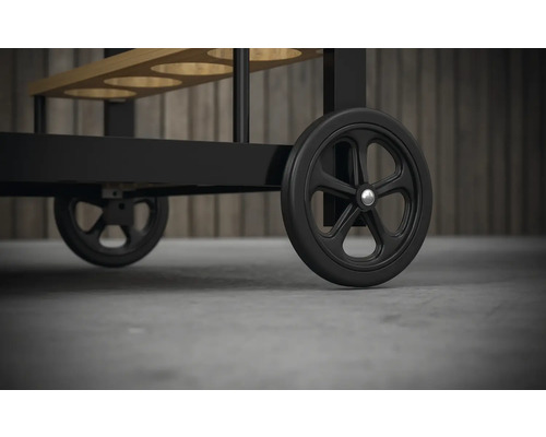 Detailopname van een serveerwagen met zwarte wielen.