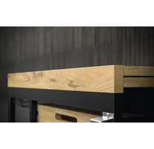 Detailweergave van een werkbank met houten blad en lade