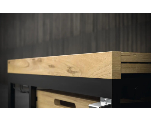 Detailweergave van een werkbank met houten blad en lade