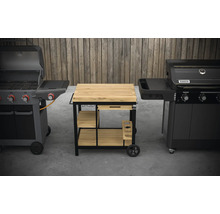 Twee gasbarbecues flankeren een barbecuetafel met lade en rekken.
