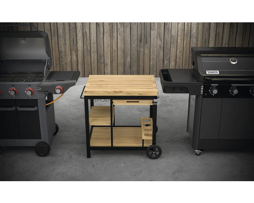 Twee gasbarbecues flankeren een barbecuetafel met lade en rekken.
