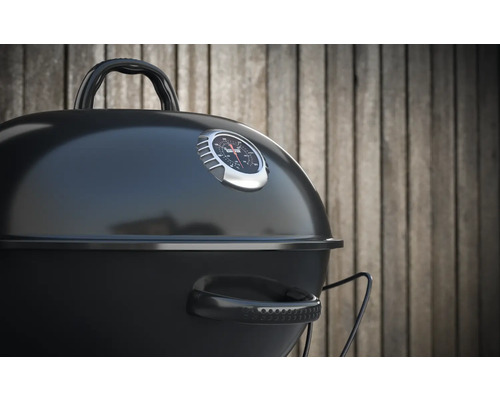 Barbecue met bolvorm en thermometer