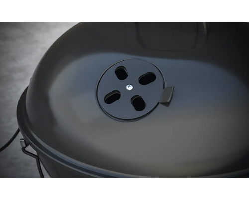 Gedetailleerde weergave van een kogelbarbecue met ventilatieschuif op het deksel