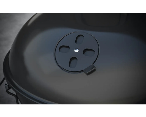 Gedetailleerd beeld van een houtskoolbarbecue met ventilatieschuif voor temperatuurregeling