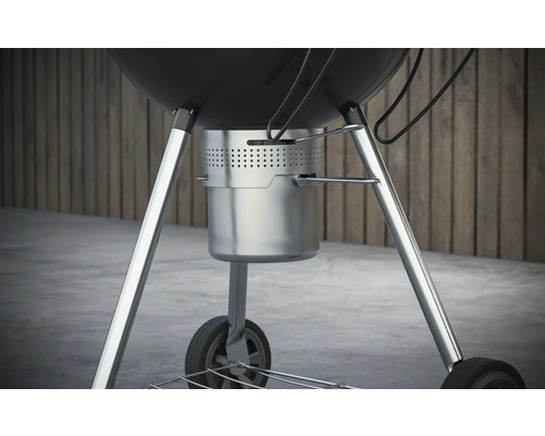 Gedetailleerd aanzicht van een kogelbarbecue met opvangbak en onderstel