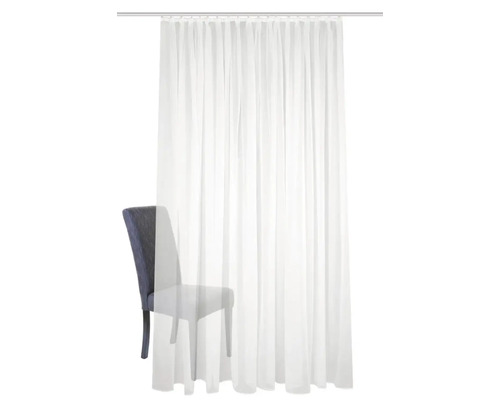 Wit decoratief gordijn met gordijnband voor een stoel.