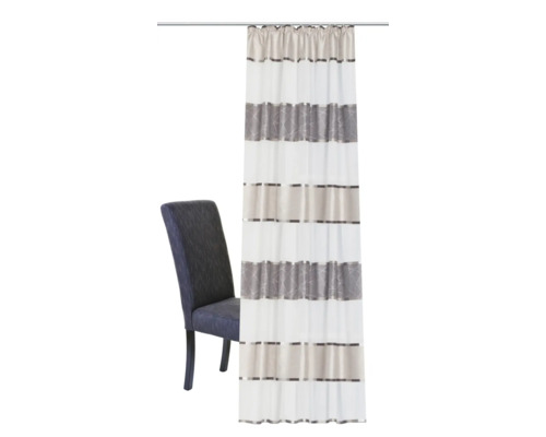 Decoratieve sjaals met streepmotief naast een stoel