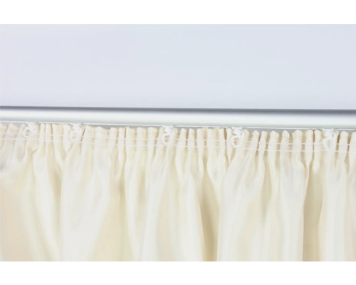 Gordijn met gordijnband en loopwagens aan gordijnrail