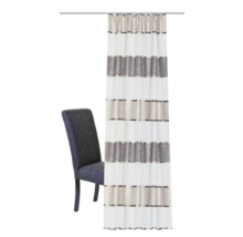 Decoratieve sjaals met streepjesmotief naast een stoel