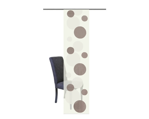 Decoratieve sjaals met stippenpatroon en stoel