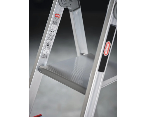 Detailweergave van een aluminium ladder met trede en Altrex logo.