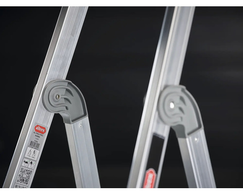 Detailweergave van een aluminium ladder met grijs scharnier