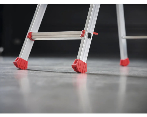 Detailopname van een aluminium ladder met rode veiligheidsvoeten.