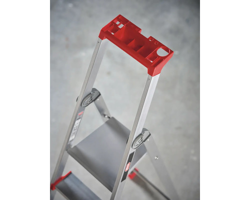 Detailweergave van een aluminium trap met rode beugel