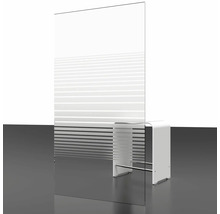 Vrijstaande douchewand van glas naast een kruk