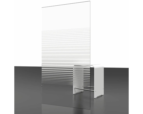 Vrijstaande douchewand van glas naast een kruk