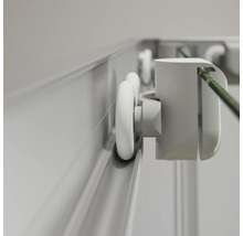 Detailopname van een douchecabinerol in de geleiderail