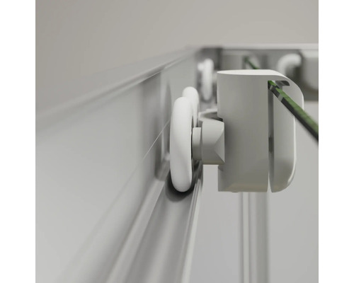 Detailopname van een douchecabinerol in de geleiderail